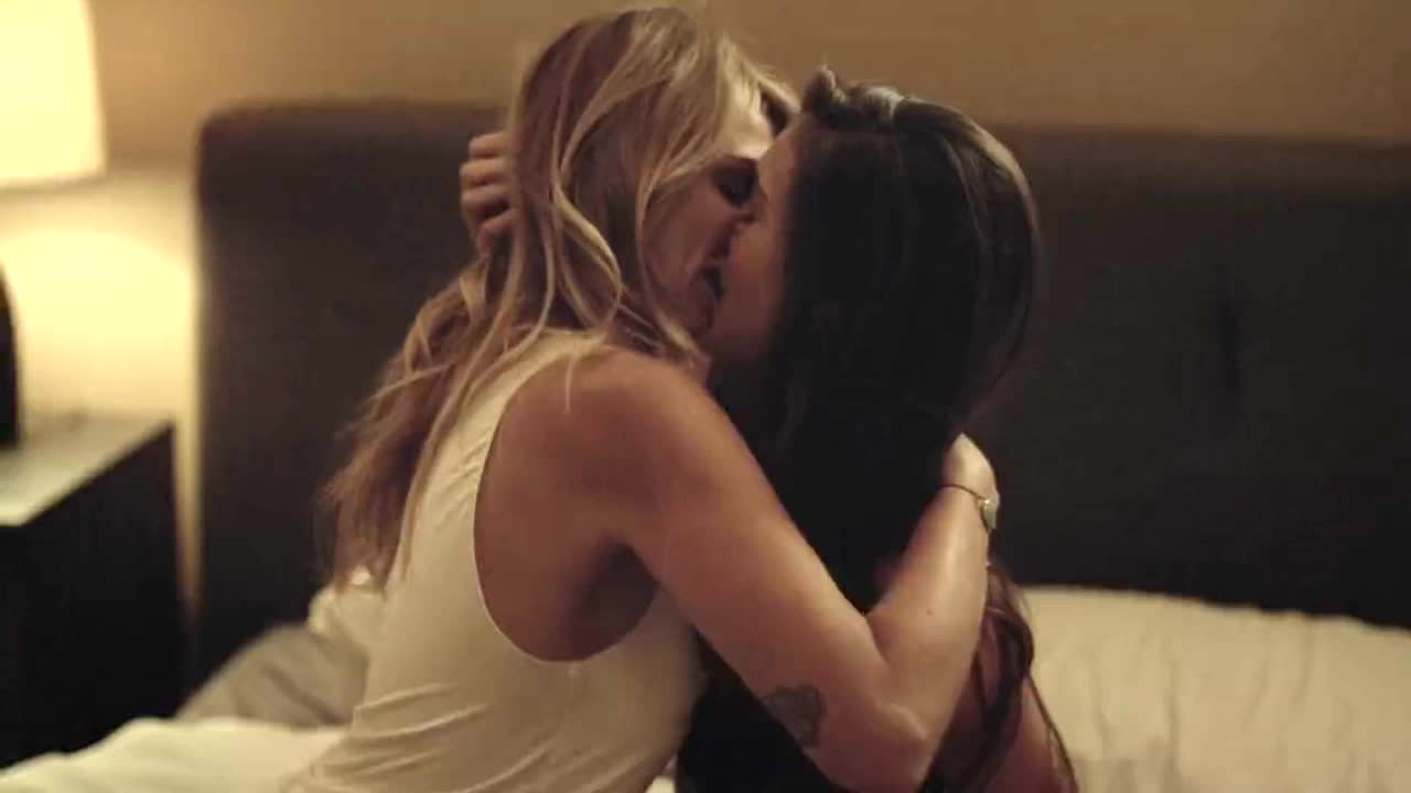 Блондинки занимаются лесбийской любовью в номере гостиницы