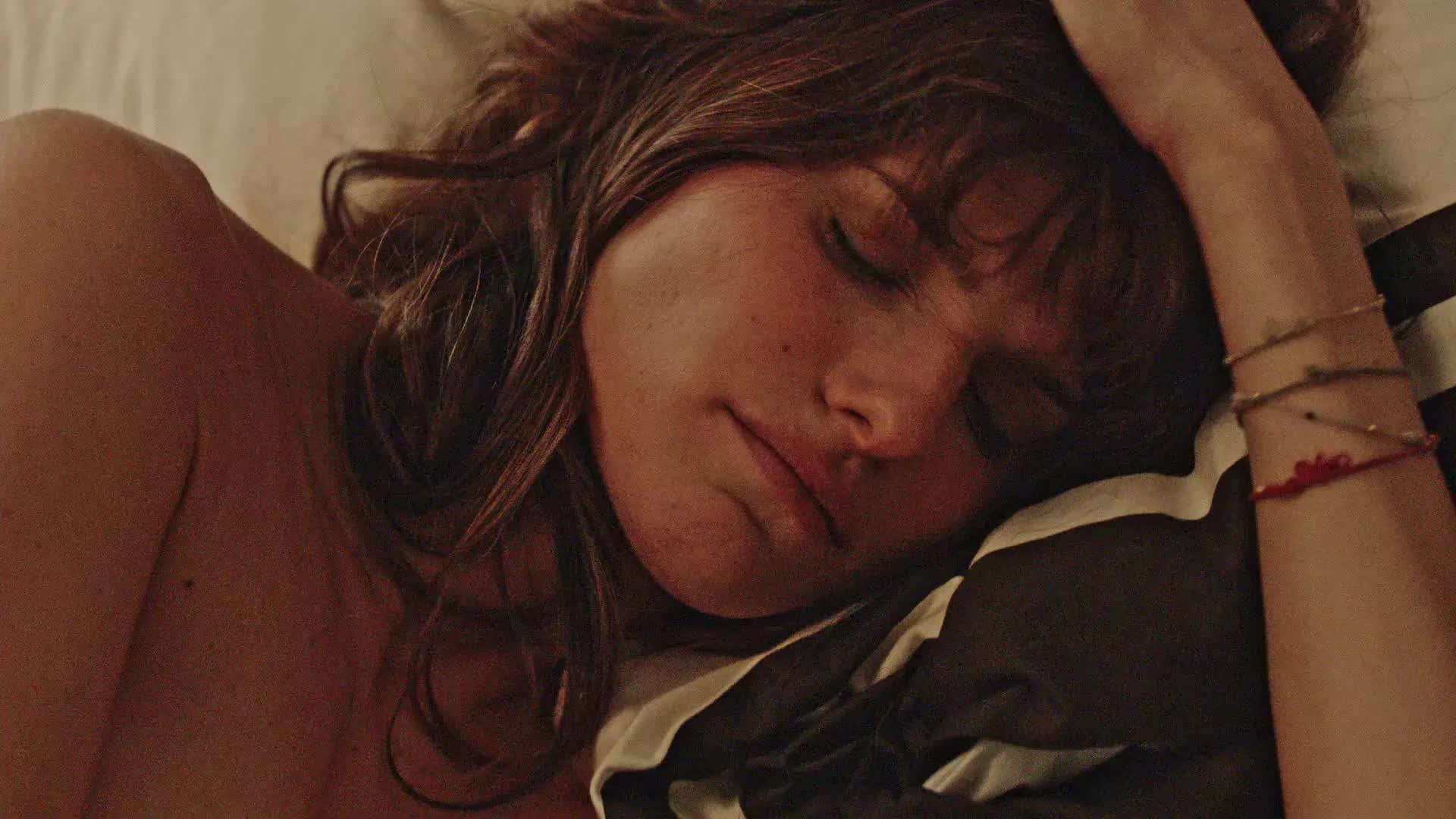 Nude celebs: Lake Bell - How to Make It in America - GIF Video |  nudecelebgifs.com