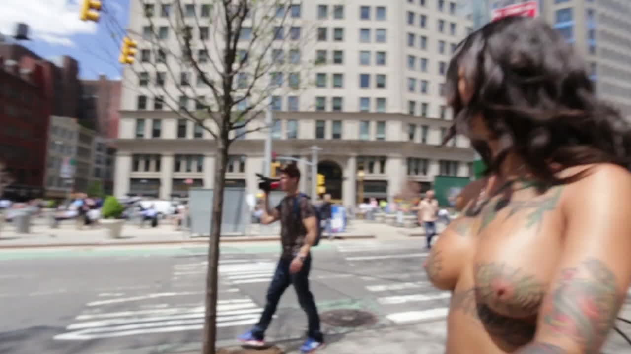 Flashing And Flaunting Bonnie Rotten Topless in New York