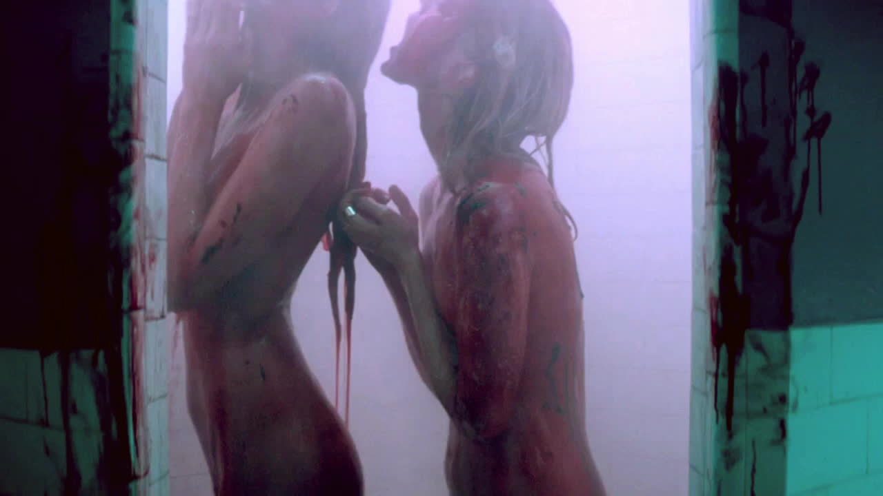 Horror movie nudes: Bella Heathcote and Abbey Lee Kershaw - The Neon Demon  - GIF Video | nudecelebgifs.com