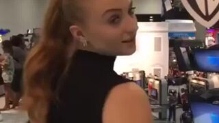 I wanna fuck Sophie Turner from behind while grabbing that ponytail