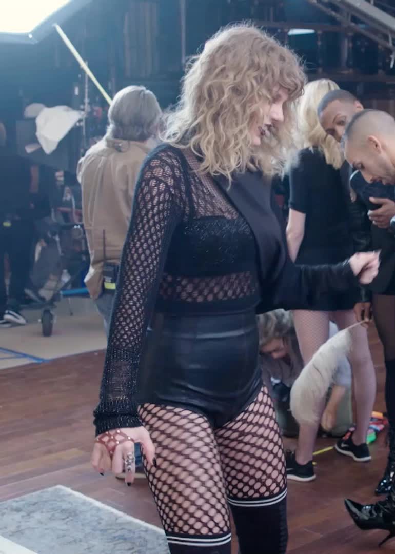 Nude celebs: Taylor Swift looking like a perfect little slut. Would love  her to rub that ass against my cock. - GIF Video | nudecelebgifs.com