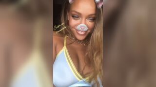 Rihanna Big Titties Jiggling