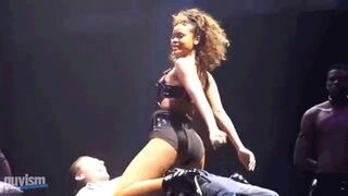 imagine Rihanna calling u to the stage and doing this to u