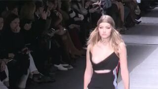 Gigi Hadid's bouncing bewbs on the runway