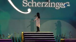 Nicole Scherzinger splits