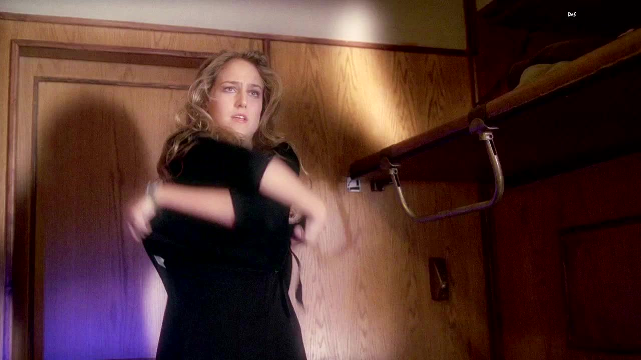 Stripping off shirts: Leelee Sobieski - GIF Video | nudecelebgifs.com