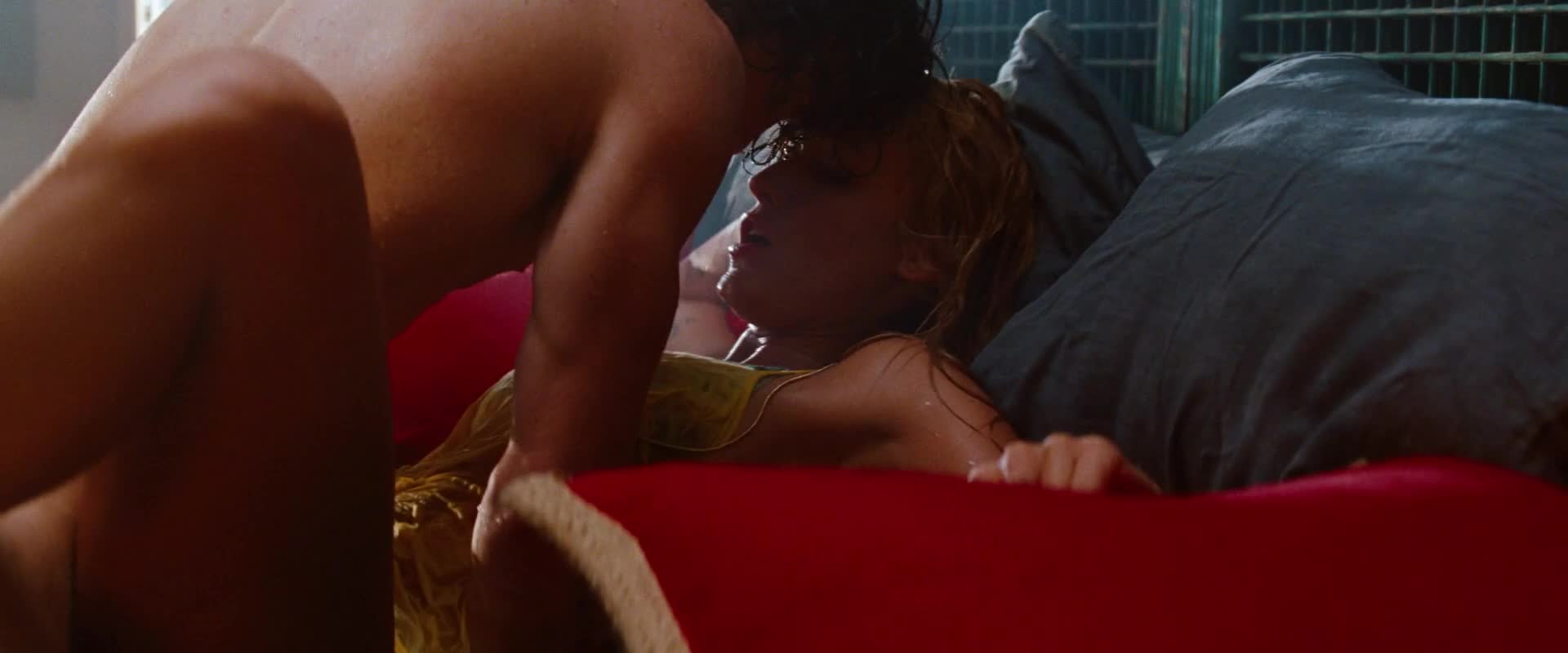 Blake Lively Sex Scene - Nude Scenes: Blake Lively from Savages - GIF Video | nudecelebgifs.com