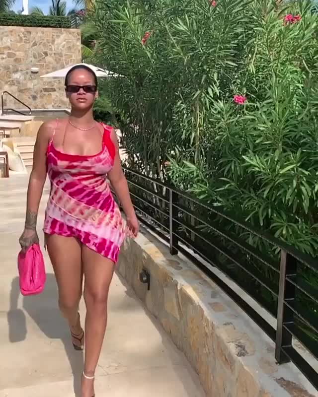 Nude Celebs Rihanna Bouncing To Get You Started Gif Video