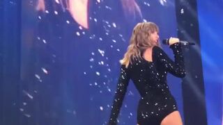 Taylor Swifts little booty