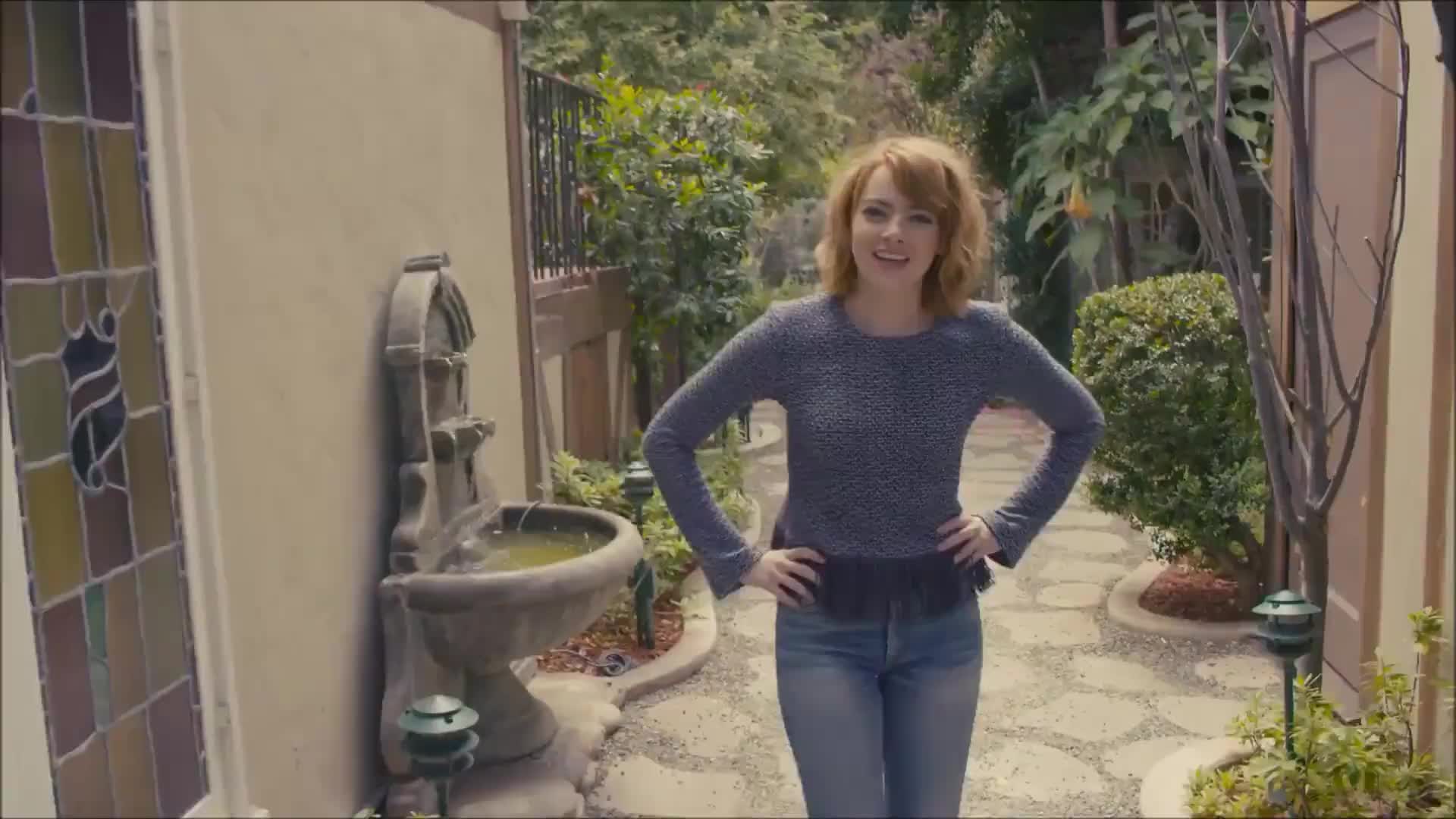 Butt: Emma Stone in jeans - GIF Video | nudecelebgifs.com