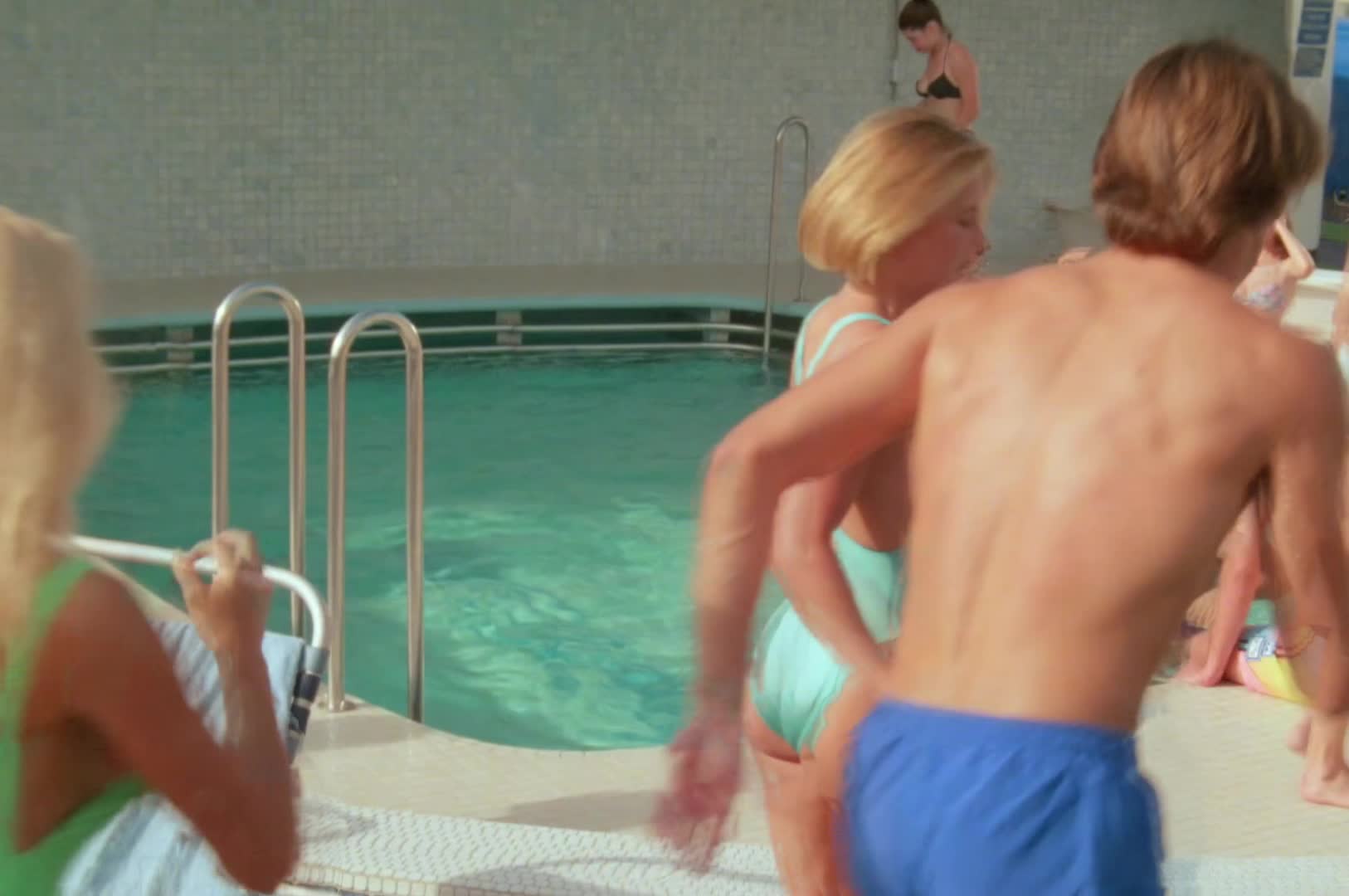 Butt: Pamela Anderson & Nicole Eggert - GIF Video | nudecelebgifs.com