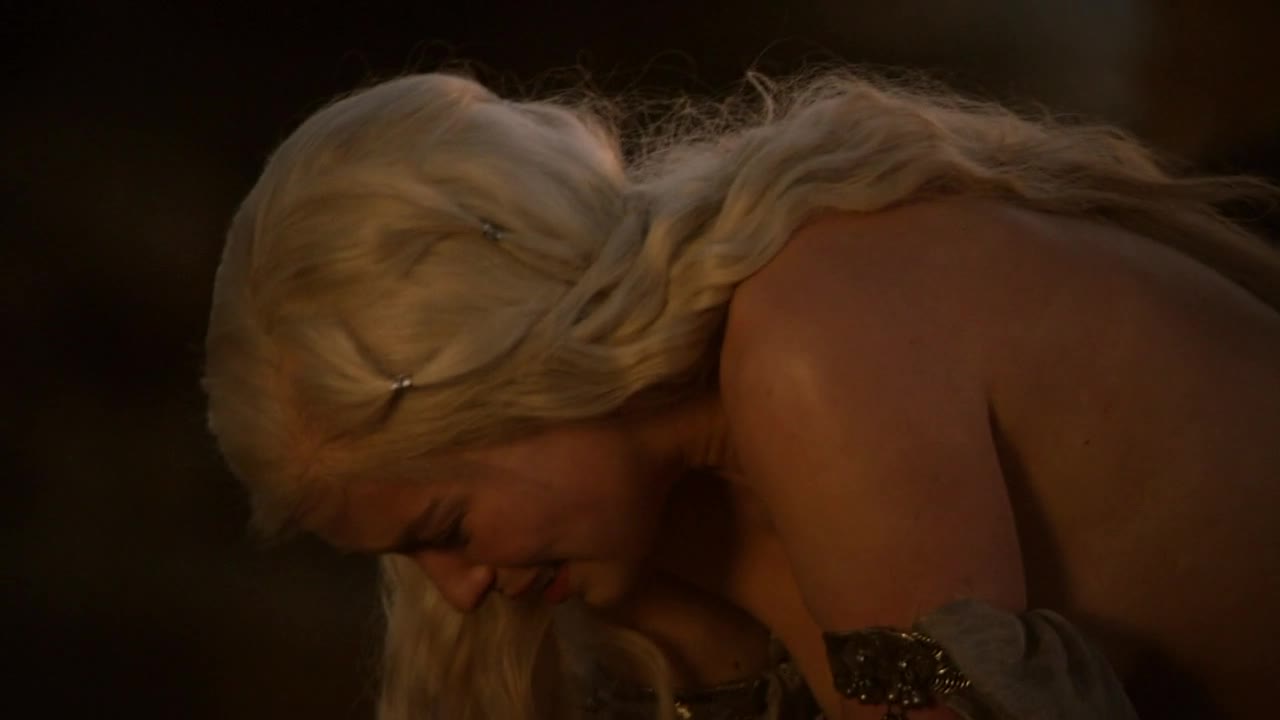 Nipples: Emilia Clarke in Game Of Thrones - GIF Video | nudecelebgifs.com